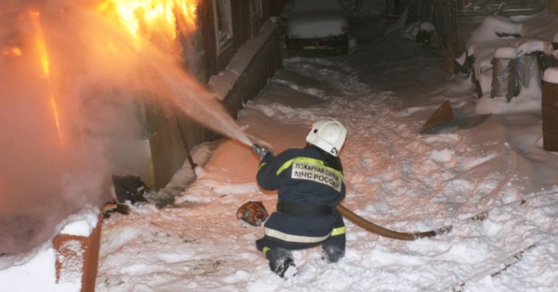 Сотрудники пожарной охраны ликвидировали загорание частного дома по Железнодорожному переулку, 12 в г. Магадане
