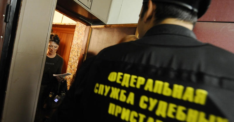 Фонарь-электрошокер обнаружили магаданские судебные приставы у посетителя суда
