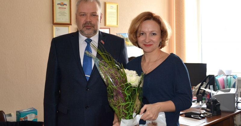 Андрей Зыков поздравил сотрудниц колымских телекомпаний с первым весенним праздником