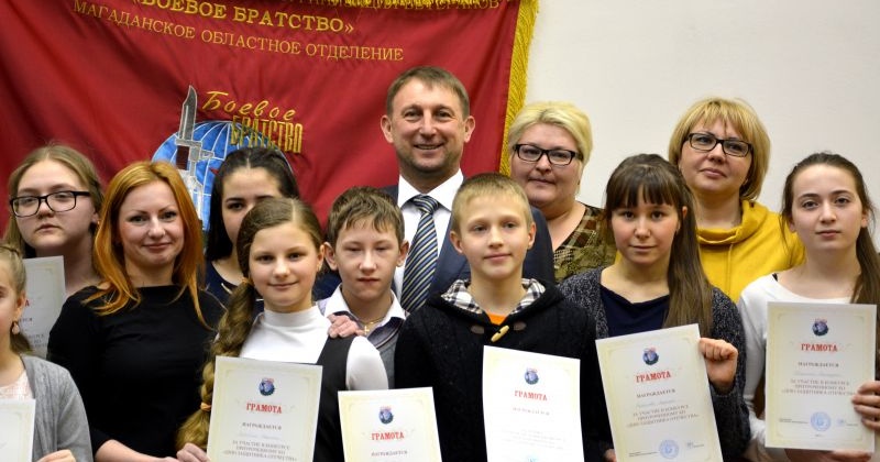 Эдуард Козлов поощрил победителей конкурса сочинений ко Дню защитника Отечества