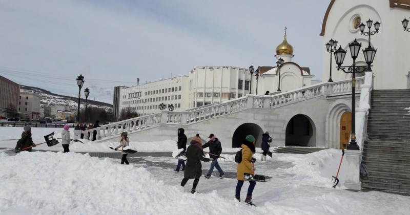 В рамках года экологии силами православной молодежи Магадана была организована акция по уборке снега на территории Свято-Троицкого кафедрального собора