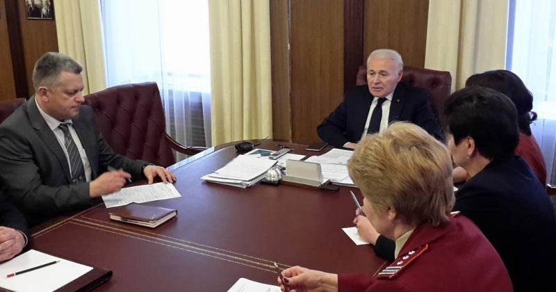 В Правительстве Магаданской области состоялось оперативное совещание  по вопросу массового заражения острыми кишечными инфекциями в столовой «Северовостокзолото»