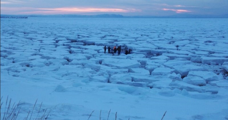 Всю ночь магаданские спасатели вытаскивали со льда застрявших рыбаков в бухте Гертнера