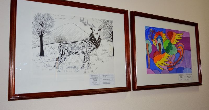 В Магаданской областной Думе открылась выставка детских рисунков экологической тематики