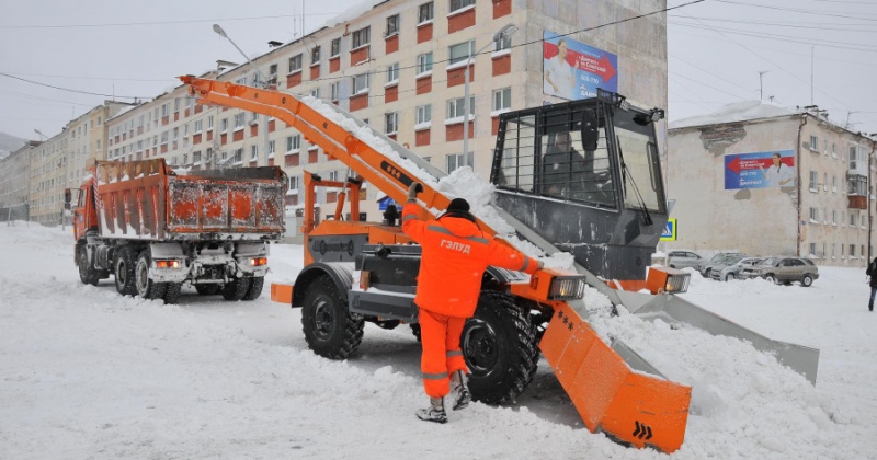 В связи с выпавшим снегом коммунальный службы города перешли на усиленный режим работы