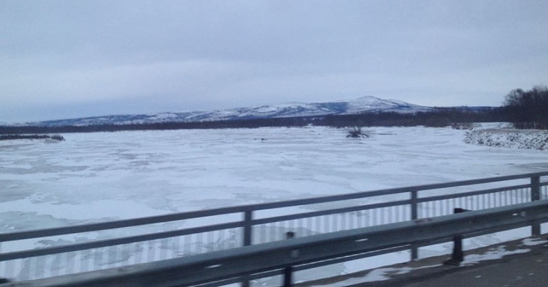 В Магаданской области полицейские доставили на берег троих школьников, игравших на льду на середине реки