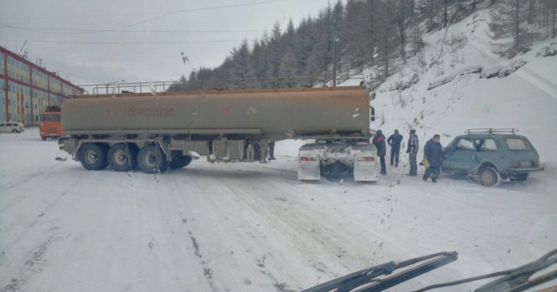 "Нива" протаранила грузовик на колымской трассе