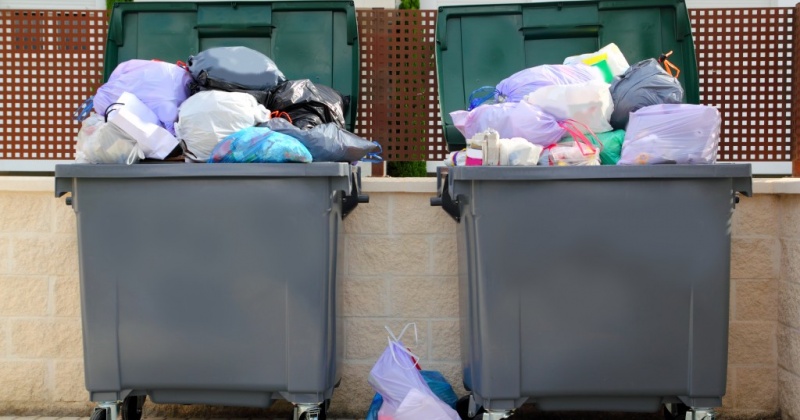 Жители Омсукчана живут с переполненными мусорными контейнерами