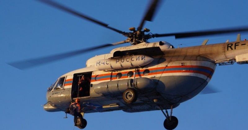 Магаданские спасатели на вертолете Ми-8 эвакуировали моряка с судна СРТМ «Тугур»