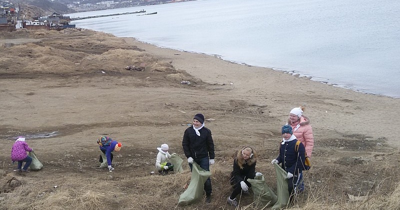 Сотрудники «Заповедника «Магаданский» очистили береговую зону бухты Нагаева в районе маяка