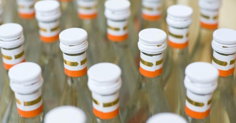 Более 2 000 бутылок алкогольной продукции подверглись аресту за долги в Магадане