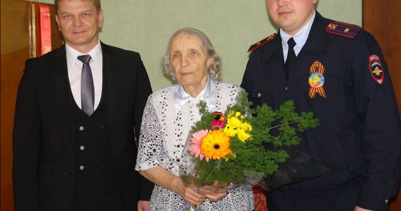 Ко Дню Победы депутаты Магаданской городской Думы сделали подарок ветерану войны Александре Сафроновой