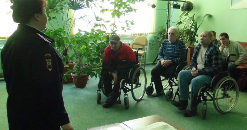 Лекцию по Правилам дорожного движения прочитали сотрудники ГИБДД в «Доме-интернат общего типа для престарелых и инвалидов»