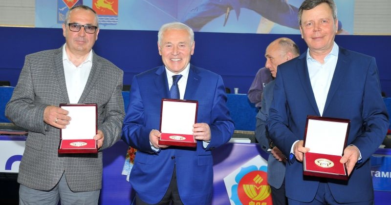 Сергей Абрамов был удостоен медали на Всероссийском турнире по дзюдо, и команда областной Думы взяла «бронзу» в соревнованиях по шахматам и шашкам