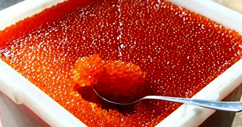 Дрожжи, бактерии и запрещенный консервант обнаружены  в красной икре продаваемой на одном из магаданских рынков