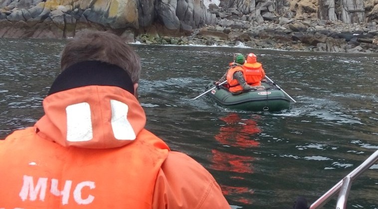Магаданские спасатели эвакуировали рыбаков с мыса Чирикова в акватории Охотского моря