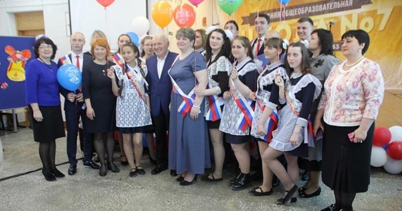 Владимир Печеный поздравил выпускников школы № 7 на «Последнем звонке»