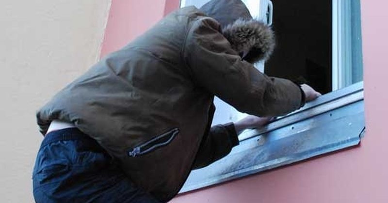 Телевизор и пылесос вытащил через окно ранее судимый 35-летний магаданец