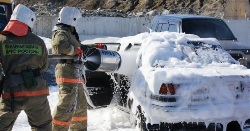 Колымские пожарные ликвидировали загорание автомобиля