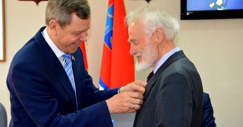 Рудольфу Седову вручили знак и удостоверение «Почетный гражданин Магаданской области»