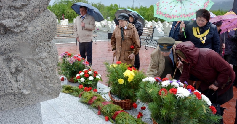 На Марчеканском кладбище прошла торжественная церемония возложения цветов к памятному знаку и могилам ветеранов войны