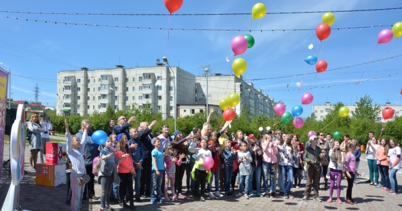 Сотни воздушных шаров с пожеланиями выпустили в небо магаданские школьники и студенты