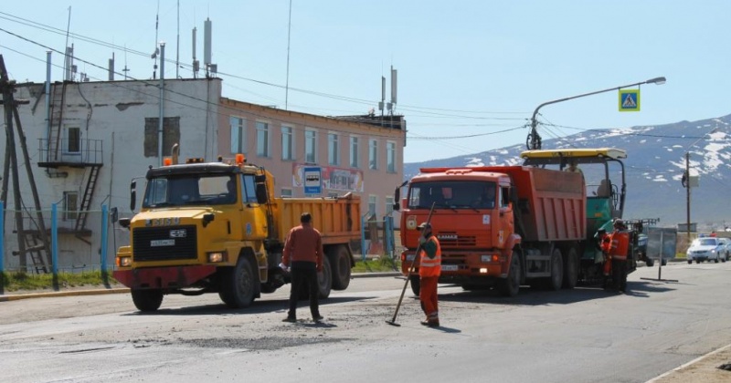 Ямочный ремонт улиц Парковой и Гагарина ведут сегодня магаданские дорожники