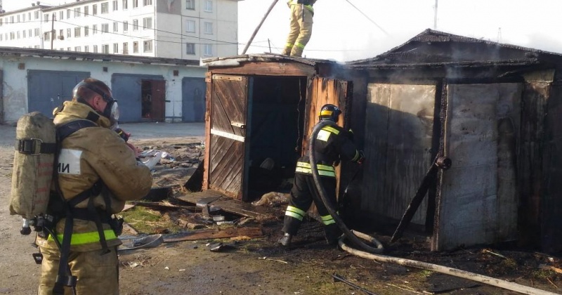 Гараж с автомобилем сгорел в поселке Омсукчан