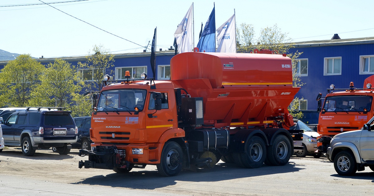 Семь комбинированных дорожных машин для нужд коммунального хозяйства переданы городским округам Колымы