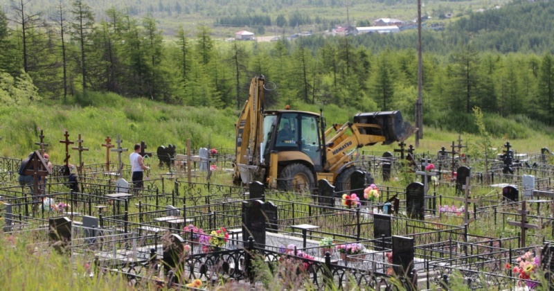 Выездное совещание на кладбище, расположенном в районе 14 км основной трассы, провел мэр города Юрий Гришан