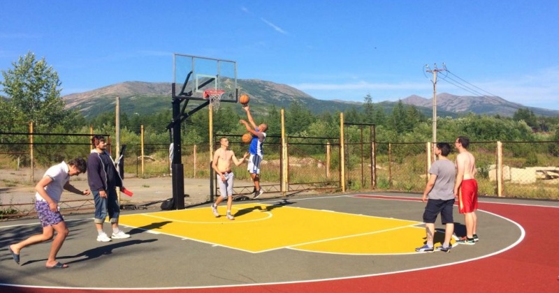 Жители поселка Сокол получили новую баскетбольную площадку