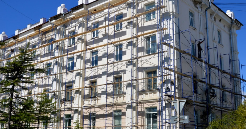 Капитальный ремонт фасадов, а также другие работы в историческом центре Магадана будут завершены в сентябре
