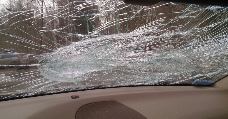 Водитель, управляя автомобилем «Тойота-Лэнд-Крузер», врезался в  «Хонду-ЦРВ»
