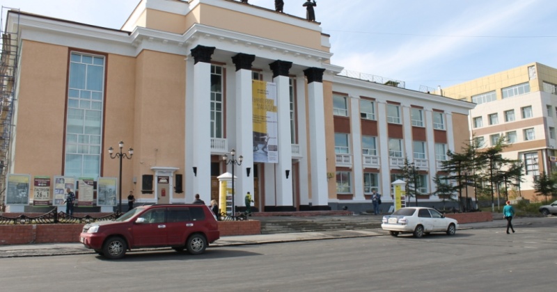 В преддверии фестиваля в Магадане обновили фасад театра, который украсит архитектурная подсветка