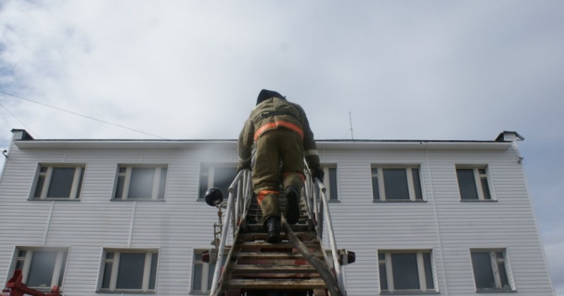 Пожарные поселка Палатка ликвидировали загорание на балконе жилого дома