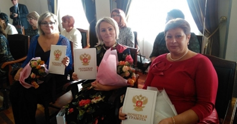 Лучших работников образования Магаданской области наградили в правительстве Колымы