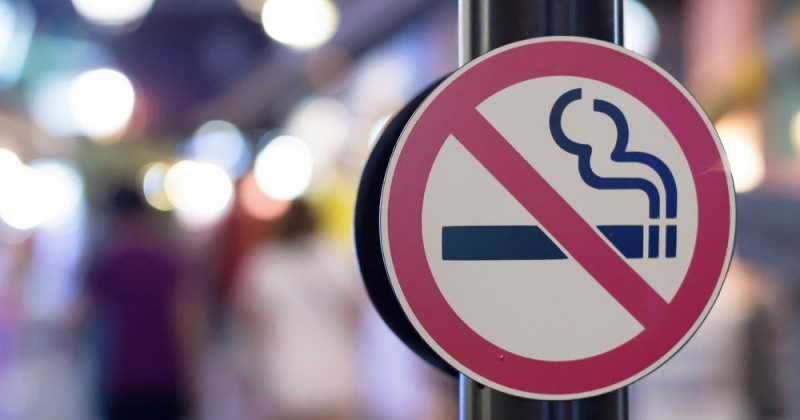 Магаданцам могут запретить курить около подъездов