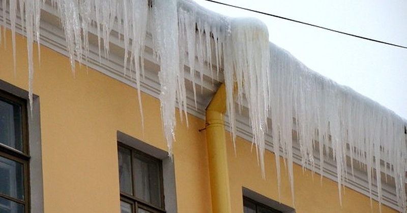 Снежные массы на крышах домов и балконах  представляют угрозу магаданцам