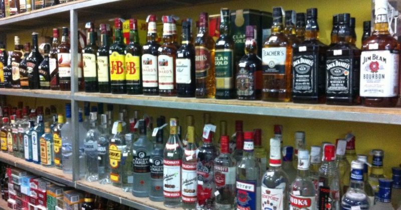Магаданские судебные приставы взыскали 250 тысяч рублей штрафа за нарушение правил оборота алкогольной продукции