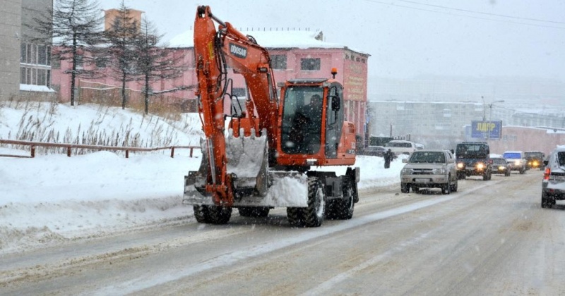 Бульдозеры, автогрейдеры, роторы, КДМ продолжают чистить Магадан от снега