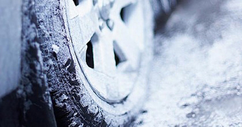Магаданская Госавтоинспекция рекомендует водителям учитывать особенности зимних дорог