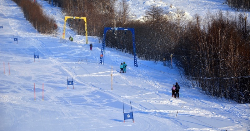 Любителей горнолыжного спорта приглашают на склоны магаданской Русской горнолыжной школы