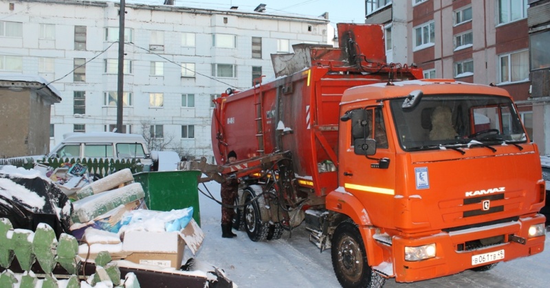 Контейнерную площадку в Магадане на улице Наровчатова расчистили от мусора после обращения жильцов в «Народный контроль»
