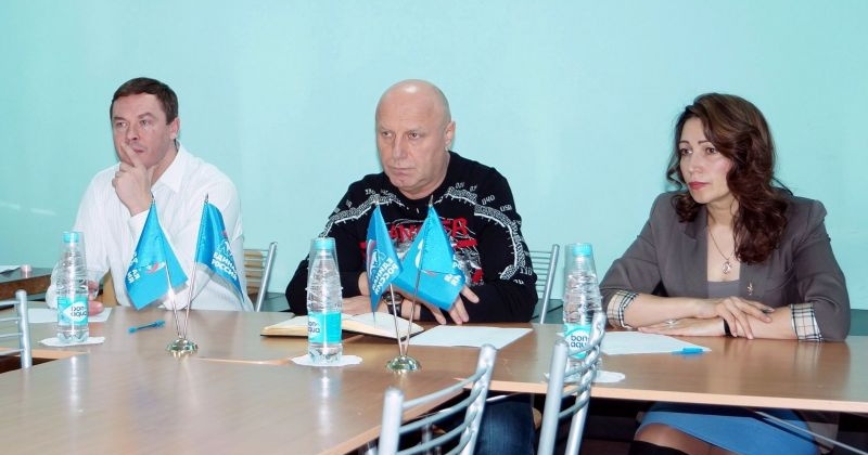 Александр Басанский встретился с жителями поселка Палатка в местном отделении «Единой России»