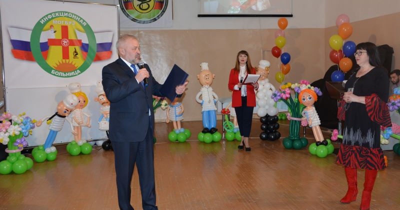 Андрей Зыков поздравил с 20-летием коллектив областной Инфекционной больницы
