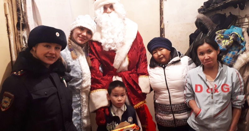 Полицейский Дед Мороз поздравил детей из Северо-Эвенского городского округа