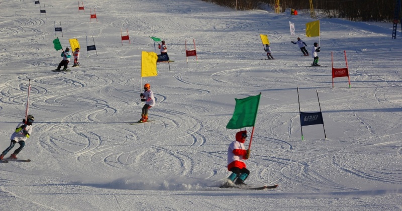 Слаломом, турниром по сноуборду, прыжками на лыжах с трамплина и семейной эстафетой отметят День снега в Магадане
