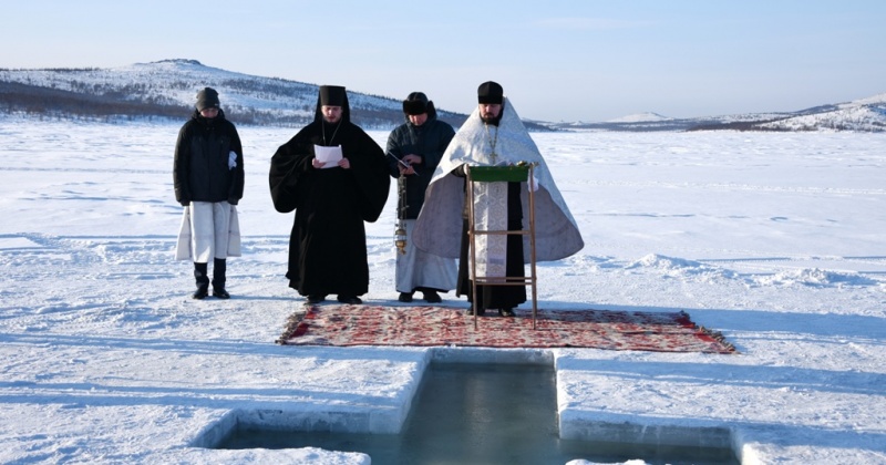 Магаданское водохранилище освятили в день Крещения Господня