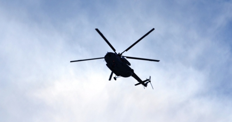 Магаданские спасатели выполнили тренировку по спуску с вертолета Ми-8 на Гороховом поле
