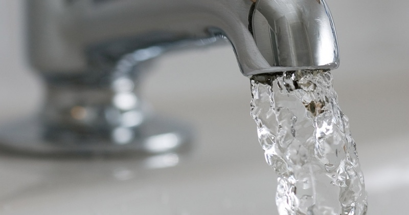Управляющие компании должны разбираться с причинами плохого запаха горячей воды в магаданских домах
